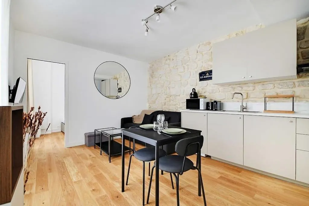 Charming Apartment In Le Marais Paris