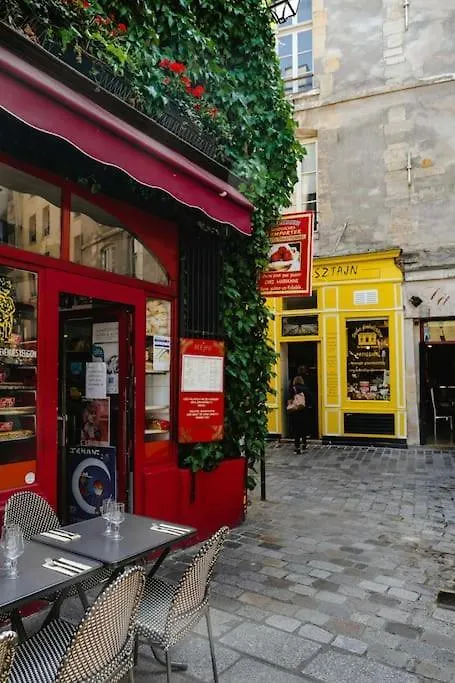 Charming Apartment In Le Marais Paris